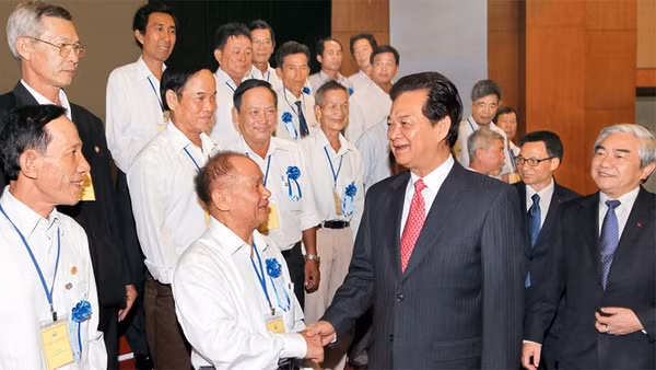 Thủ tướng Nguyễn Tấn Dũng gặp mặt các nhà sáng chế không chuyên nghiệp tiêu biểu năm 2015.Ảnh: ĐỨC TÁM (TTXVN)