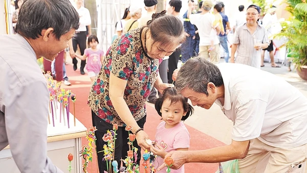 Tò he - món đồ chơi dân gian độc đáo thu hút trẻ đô thị.