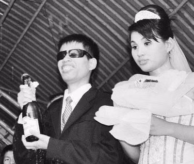 Ðôi uyên ương Ðỗ Ðức Thuận - Nguyễn Thanh Thảo rạng rỡ trong ngày cưới.