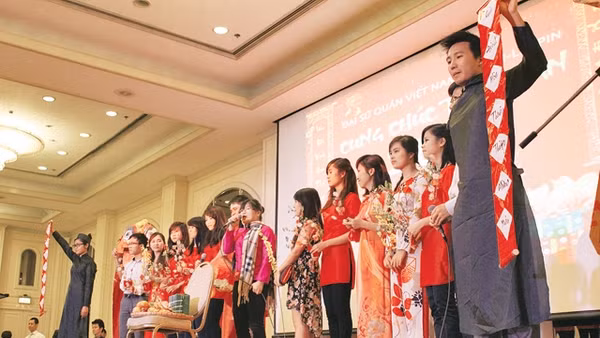 Sinh viên Việt Nam ở Philippines biểu diễn văn nghệ nhân dịp Tết cổ truyền.