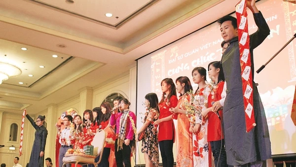Sinh viên Việt Nam ở Philippines biểu diễn văn nghệ nhân dịp Tết cổ truyền.