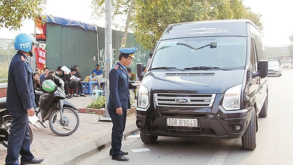 Thanh tra Sở Giao thông vận tải xử lý xe hợp đồng dừng đỗ sai quy định. Ảnh: HẢI ĐÔ
