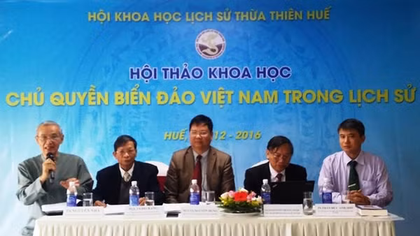 Đại diện lãnh đạo tỉnh, Hội Khoa học lịch sử Việt Nam và các ban, ngành liên quan chủ trì tại hội thảo.