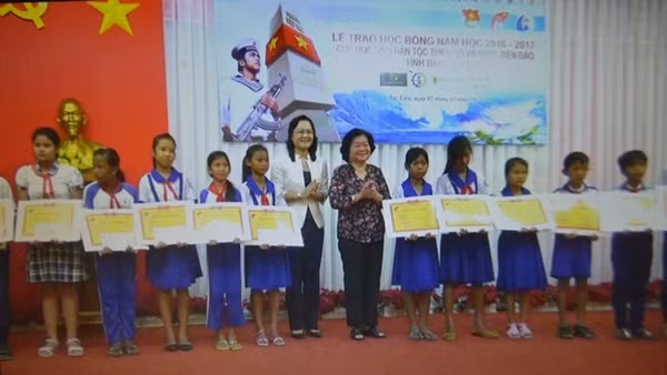 Nguyên Phó Chủ tịch nước Trương Mỹ Hoa và Phó Bí thư Thường trực Tỉnh ủy Bạc Liêu Lê thị Ái Nam trao tặng học bổng các em học sinh.