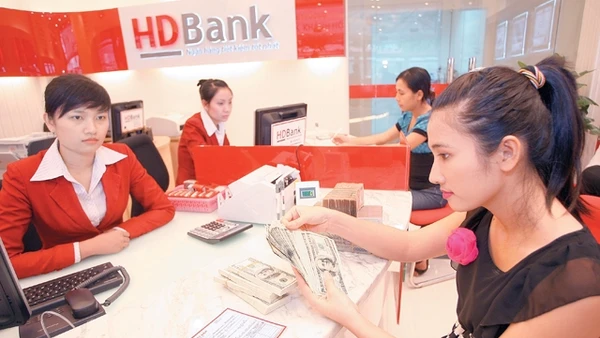 Hoạt động giao dịch tại Ngân hàng HD Bank.          Ảnh: NGỌC MAI