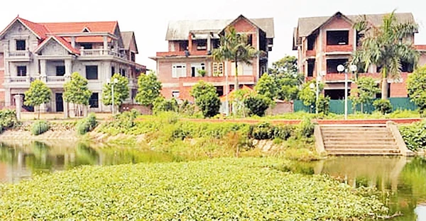 Dự án khu đô thị mới Cầu Bươu có diện tích gần 20 ha tại huyện Thanh Trì chỉ có một tòa nhà và vài biệt thự được xây dựng nhưng bỏ hoang. Ảnh: TRẦN KHÁNG