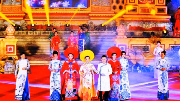 Lễ hội áo dài tại Festival Huế 2018.