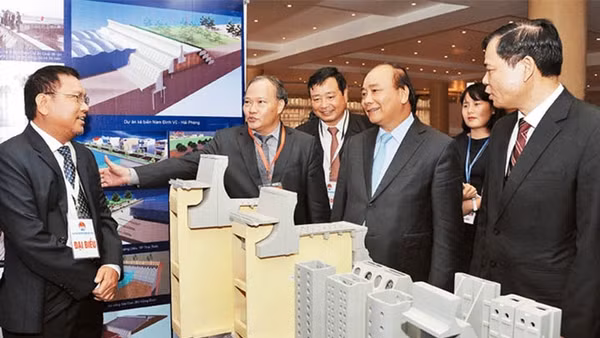 Thủ tướng Nguyễn Xuân Phúc tham quan triển lãm của các đơn vị tại Hội nghị toàn quốc về công tác phòng, chống thiên tai.