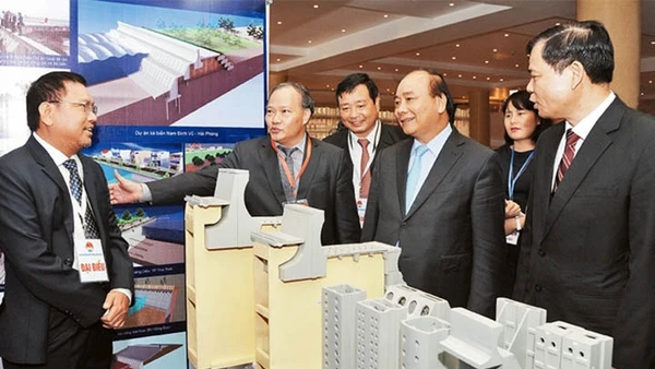 Thủ tướng Nguyễn Xuân Phúc tham quan triển lãm của các đơn vị tại Hội nghị toàn quốc về công tác phòng, chống thiên tai.