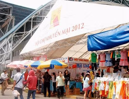 Cổng chính Hội chợ Khuyến mãi.