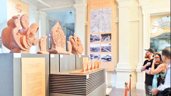 Khách nước ngoài xem bộ sưu tập phiên bản hiện vật.