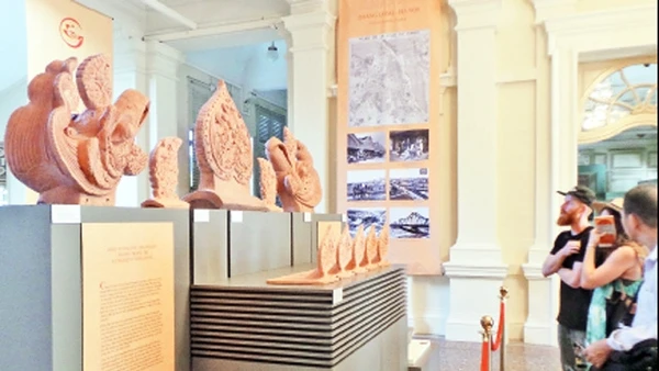 Khách nước ngoài xem bộ sưu tập phiên bản hiện vật.