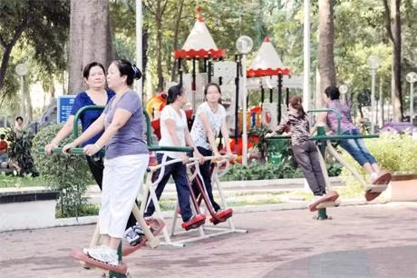 Dụng cụ luyện tập được lắp đặt tại Công viên Gia Ðịnh.