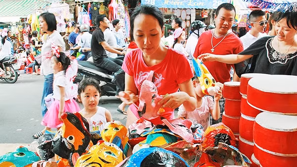 Vẫn còn nhiều người quan tâm đến đồ chơi Trung thu truyền thống. Ảnh: MINH LÊ