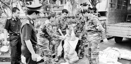 Lực lượng chức năng xử lý gia cầm nhập lậu.