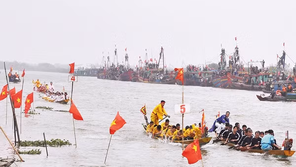 Lễ hội bơi chải trên sông Diên.