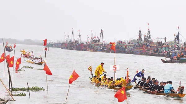 Lễ hội bơi chải trên sông Diên.