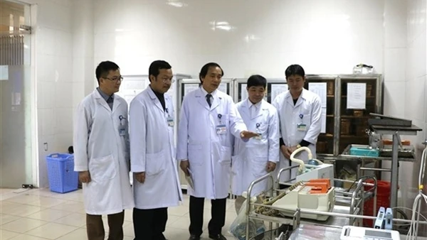 Bác sĩ Nguyễn Viết Đồng (đứng giữa) luôn sâu sát kiểm tra, đôn đốc công việc của bệnh viện.