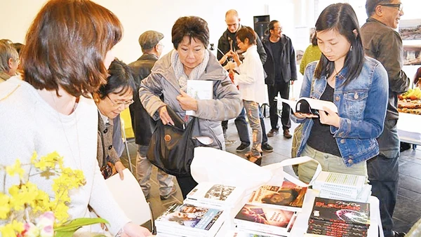 Tủ sách văn học Việt Nam đương đại được nhiều người quan tâm tại Hội thảo quốc tế về Việt Nam tổ chức tại Viện Ngôn ngữ và Văn minh phương Đông (Paris) tháng 3-2014.