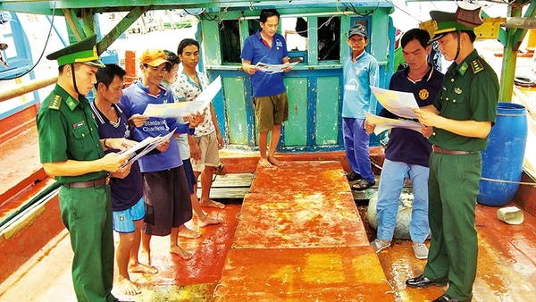 Bộ đội Biên phòng Cà Mau tuyên truyền ngư dân lợi ích khi lắp đặt thiết bị giám sát hành trình.