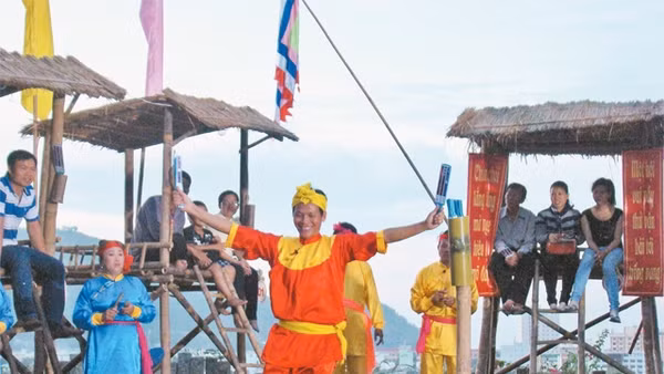 Nghệ nhân Hoàng Việt đóng vai Anh Hiệu. Ảnh: Nguyễn Văn Quế