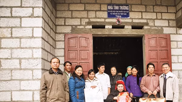 Trao nhà tình thương ở Cao Bằng.