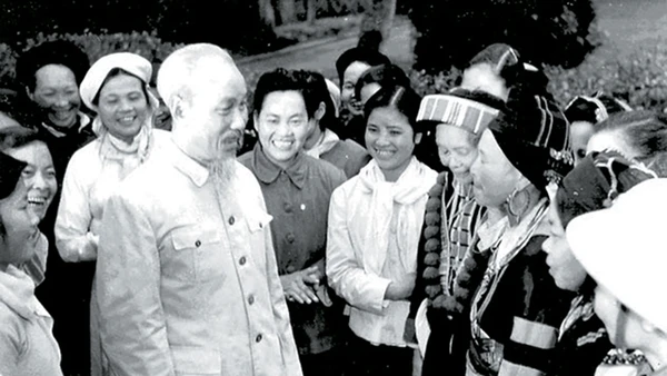 Chủ tịch Hồ Chí Minh và các đại biểu nữ tại Ðại hội đại biểu toàn quốc lần thứ III, tháng 9 năm 1960.                    Ảnh tư liệu