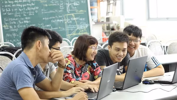 GS Phan Xuân Minh đang hướng dẫn những sinh viên Kỹ sư tài năng của ĐH Bách khoa Hà Nội.