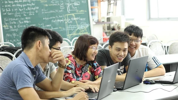 GS Phan Xuân Minh đang hướng dẫn những sinh viên Kỹ sư tài năng của ĐH Bách khoa Hà Nội.