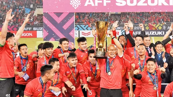 Đội tuyển bóng đá Việt Nam giương cao Cúp vô địch.