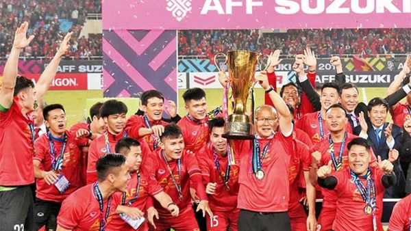 Đội tuyển bóng đá Việt Nam giương cao Cúp vô địch.