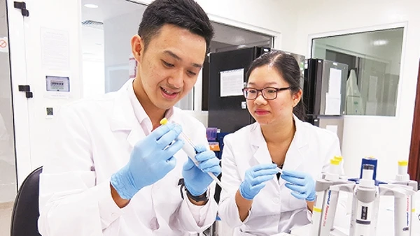 Các chuyên gia công nghệ xử lý mẫu DNA phục vụ xét nghiệm.