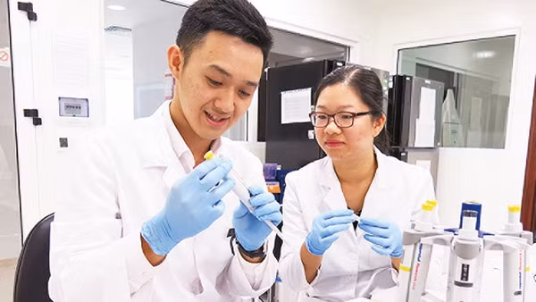 Các chuyên gia công nghệ xử lý mẫu DNA phục vụ xét nghiệm.