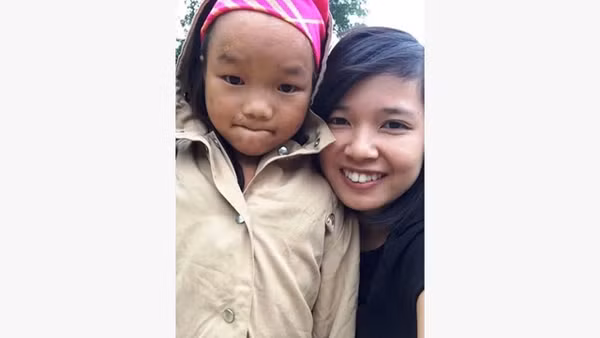 Trịnh Thị Hân đến với một em nhỏ thiệt thòi ở Hà Giang. 