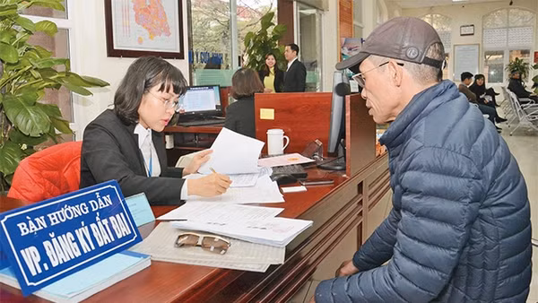 Cán bộ bộ phận "một cửa" UBND quận Nam Từ Liêm hướng dẫn người dân đến làm thủ tục hành chính.