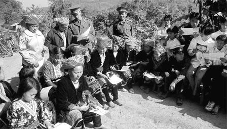 Bộ đội Biên phòng huyện Mường Nhé tỉnh Ðiện Biên tuyên truyền phòng, chống mua bán người. Ảnh: TÔ HỢP