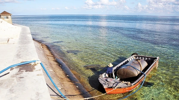 Hệ thống lọc nước ngọt đã được lắp đặt tại đảo Trường Sa Đông. Ảnh: CLB Trí thức trẻ Hà Nội