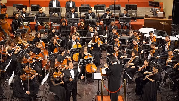 “Tôi mê dàn nhạc giao hưởng và cảm thấy mình được thăng hoa nhất khi hát với dàn nhạc”.