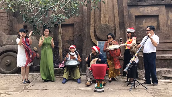 Nhiều du khách đến Đà Lạt đã tới thăm địa điểm du lịch này chỉ để giao lưu cùng hai vợ chồng Vũ.