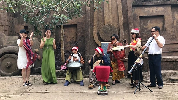 Nhiều du khách đến Đà Lạt đã tới thăm địa điểm du lịch này chỉ để giao lưu cùng hai vợ chồng Vũ.