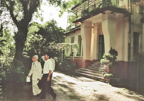 Đại tướng đi từ phòng nghỉ đến phòng làm việc (30 Hoàng Diệu, Hà Nội). Ảnh: Trần Hồng