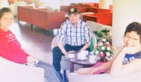 LM (nhân vật che mặt) gặp nhà báo Thu Trang và Mr Man ở Việt Nam sau khi được giải cứu.