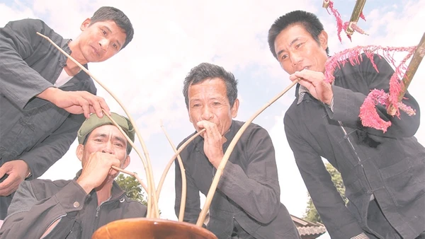 Mọi người vừa vui văn nghệ vừa uống rượu cần trong ngày Tết.