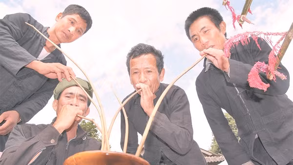 Mọi người vừa vui văn nghệ vừa uống rượu cần trong ngày Tết.