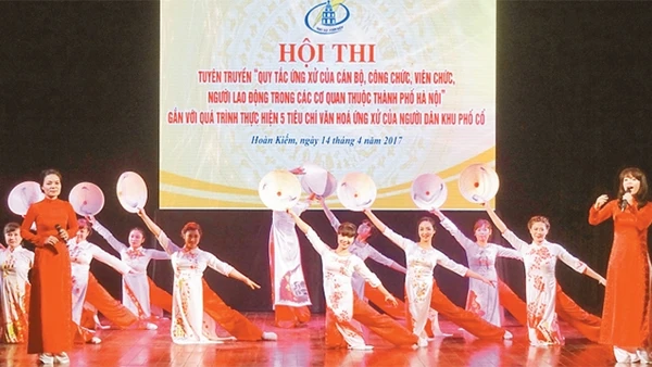 Hội thi tuyên truyền thực hiện Quy tắc ứng xử của quận Hoàn Kiếm góp phần nâng cao nhận thức của cán bộ, nhân dân trong xây dựng văn hóa người Hà Nội. 