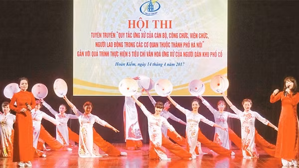 Hội thi tuyên truyền thực hiện Quy tắc ứng xử của quận Hoàn Kiếm góp phần nâng cao nhận thức của cán bộ, nhân dân trong xây dựng văn hóa người Hà Nội. 