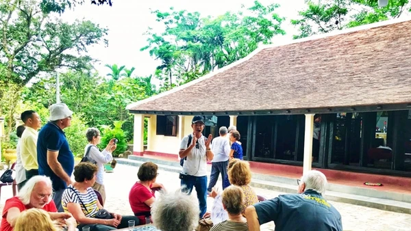 Ngày một nhiều du khách muốn đến với làng cổ Phước Tích. Ảnh: NGUYỄN KHOA