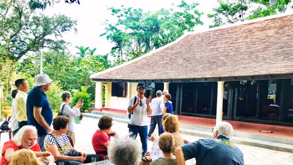 Ngày một nhiều du khách muốn đến với làng cổ Phước Tích. Ảnh: NGUYỄN KHOA