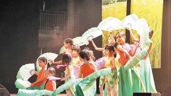 Thiếu nhi Việt kiều biểu diễn trong ngày hội Tết tại Paris năm 2015.