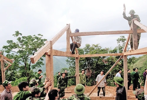 Cán bộ, chiến sĩ Biên phòng Lai Châu dựng nhà cho dân.